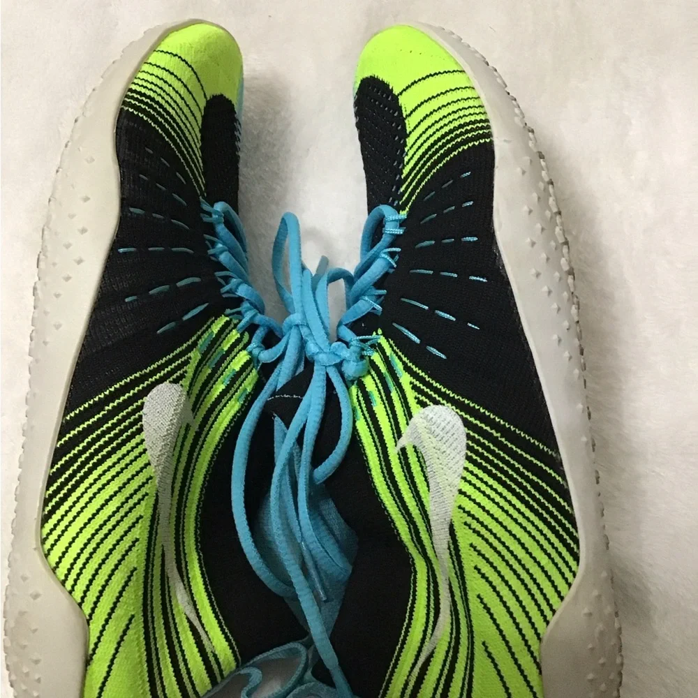 Women’s size 6 Nike tennis shoes hyperfeel